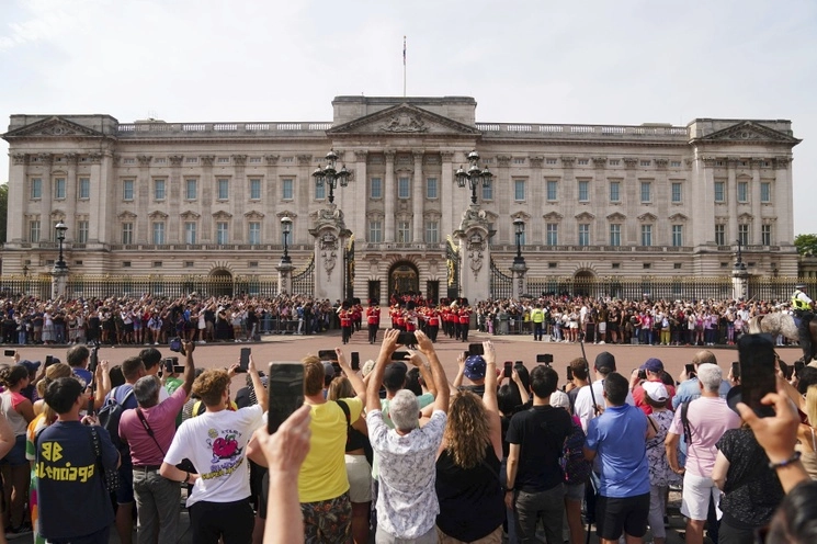 Decenas de personas acuden a la ceremonia del Cambio de Guardia en el Palacio de Buckingham, en el primer aniversario de la muerte de la reina Isabel II, el 8 de septiembre de 2023. Foto Ap