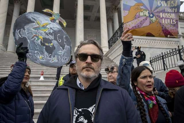El aclamado actor Joaquín Phoenix fue arrestado por participar en una protesta contra el cambio climático. Foto Afp