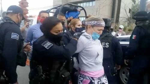 Adriana Fuentes Téllez, candidata priísta a la presidencia municipal de Ciudad Juárez, Chihuahua, fue detenida ayer por agentes de la Comisión Estatal de Seguridad, quienes le provocaron un esguince cervical por someterla con fuerza excesiva. Foto captura de video cortesía de La Opción de Chihuahua