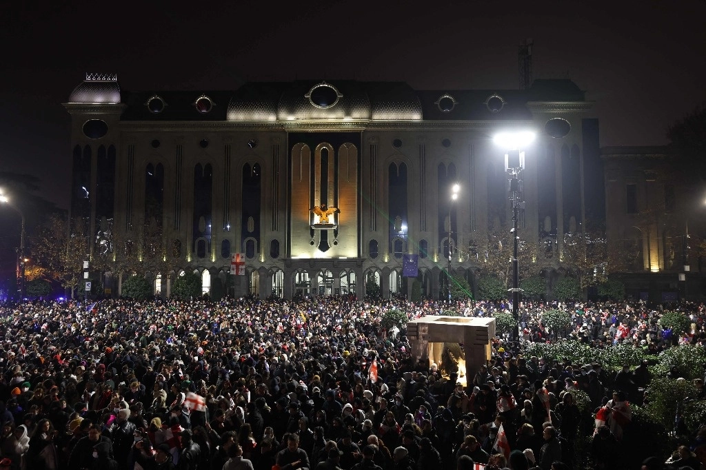 Los manifestantes se reúnen para protestar frente al edificio del Parlamento en oposición a la decisión del gobierno de retrasar las negociaciones de adhesión a la Unión Europea (UE) hasta 2028, en Tbilisi el 30 de noviembre de 2024. Foto Afp
