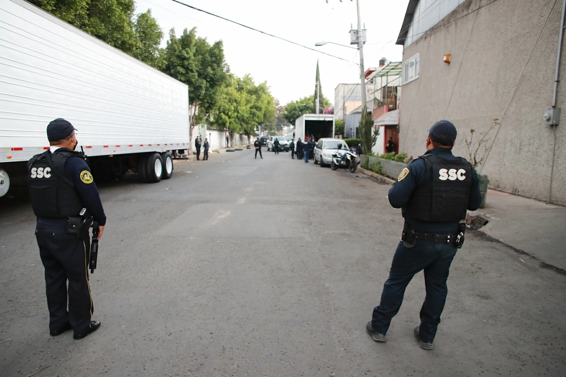 En imagen de archivo, policías capitalinos en un operativo en Iztapalapa. Foto Víctor Camacho