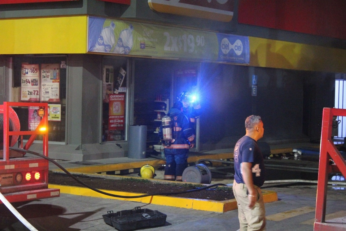 Aspectos de un Oxxo incendiado en Guanajuato. Foto Cuartoscuro/ archivo