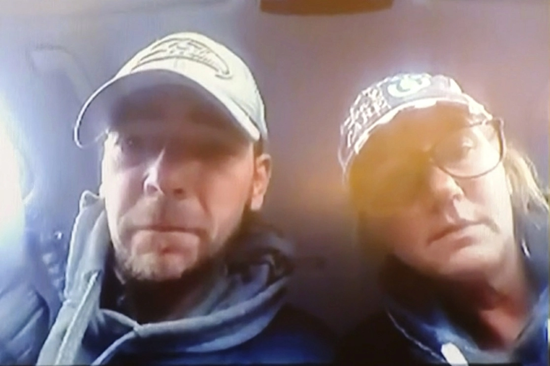 James y Jennifer Crumbley se muestran durante la lectura de cargos en video de su hijo, Ethan Crumbley en Rochester Hills, Michigan, el miércoles 1 de diciembre de 2021. Foto Ap