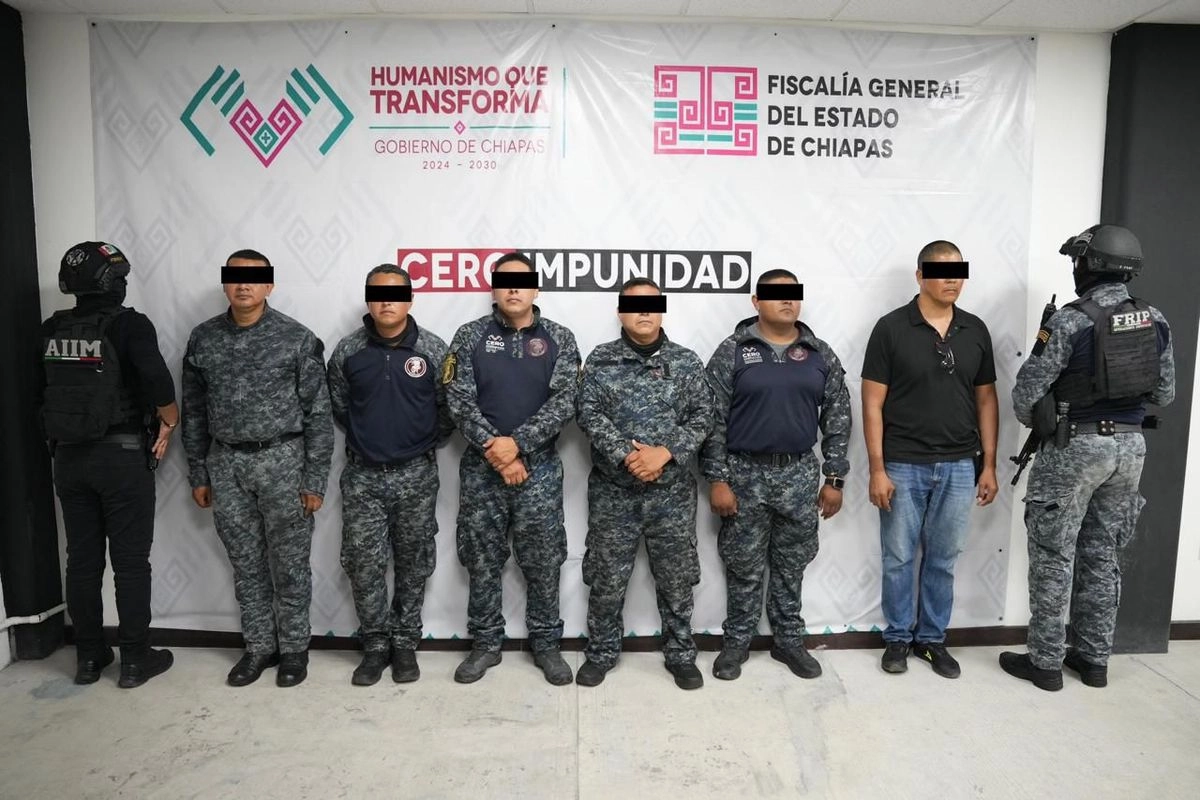 Seis elementos de la policía de élite 'Pakal', en Chiapas, fueron detenidos luego de que fueron evidenciados golpeando con una tabla en los glúteos a un joven detenido. Foto 