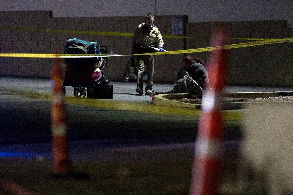 La policía metropolitana investiga la escena de un tiroteo el viernes 1 de diciembre de 2023 en Las Vegas. Foto Ap