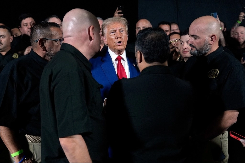 El candidato presidencial republicano y expresidente Donald Trump habla con miembros de la Patrulla Fronteriza de Estados Unidos antes de hablar en un mitin de campaña, el 13 de octubre de 2024, en Prescott Valley, Arizona. Foto Ap