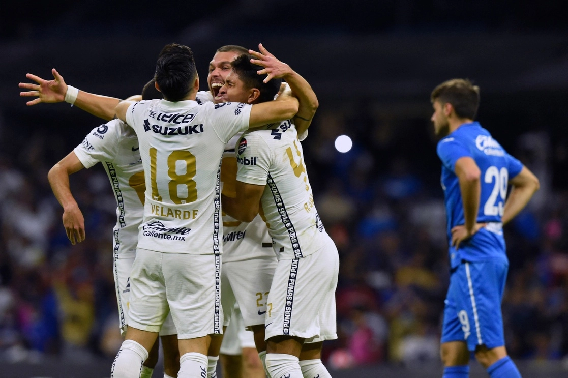 Tras su eliminación ayer en las semifinales de la Liga de Campeones de Concacaf ante Pumas, Cruz Azul informó que Joaquín Velázquez, auxiliar técnico de Juan Reynoso, fue arrestado mientras se dirigía al Estadio Azteca, derivado de "un proceso judicial" iniciado en su contra en 2018. Foto Afp

