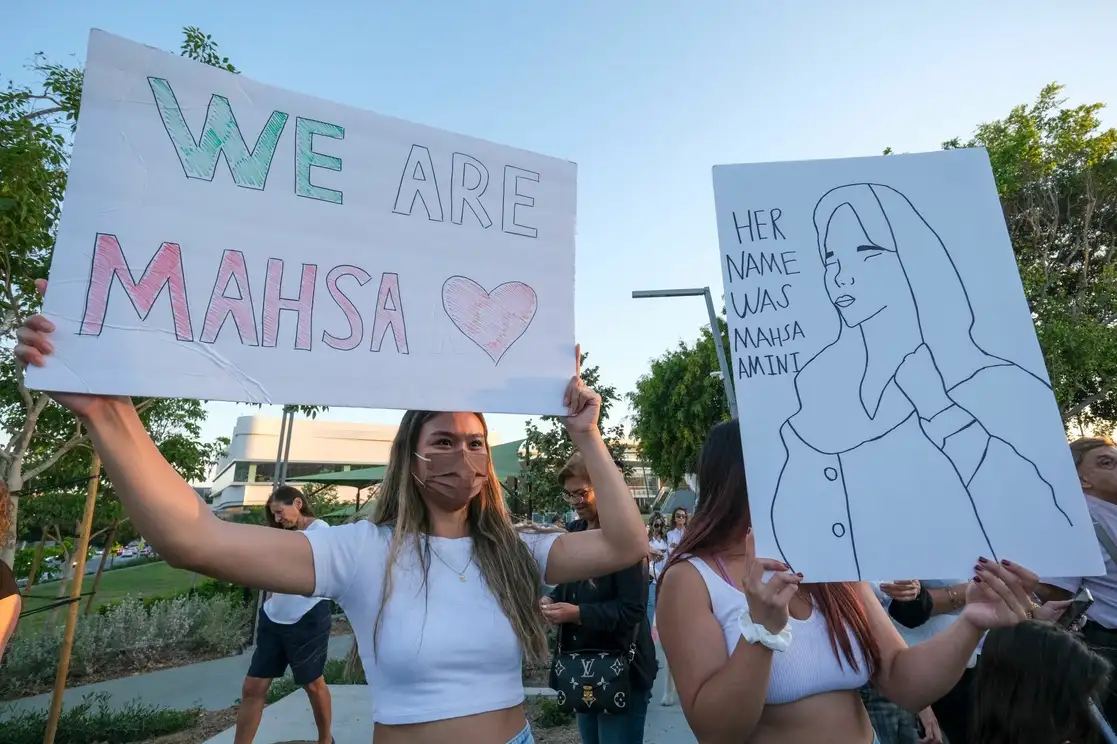 Manifestación ayer en Los Ángeles, California, por Mahsa Amini, quien murió bajo la custodia de la policía de moralidad de Irán. Foto Afp