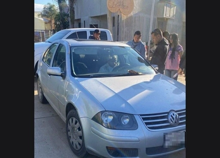 Momento en que agentes de la fiscalía de Oaxaca detienen a Juan Edy G. C., secretario general de acuerdos del Tribunal de Justicia Administrativa estatal, la tarde de ayer, en el municipio de Santa María Atzompa. Foto ‘La Jornada'




