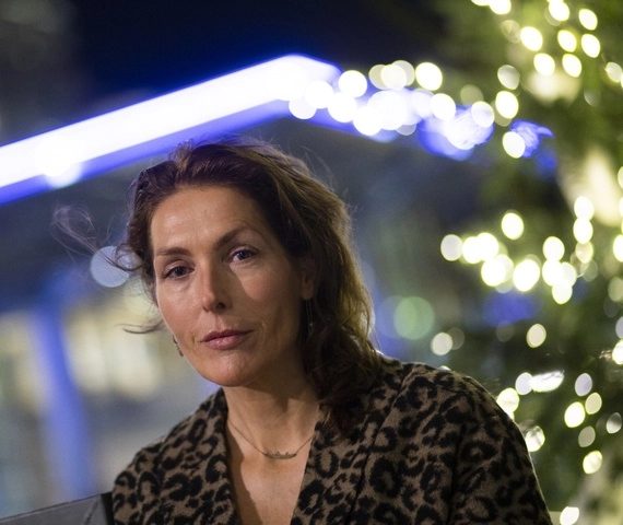 La ex modelo Thysia Huisman, que declaró a la policía que Jean-Luc Brunel la drogó y violó cuando era adolescente, dijo que lloró de alegría al saber de su detención. Foto Ap 