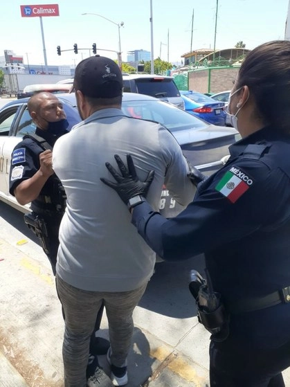 Detención de Emanuel García González. Foto 'La Jornada'