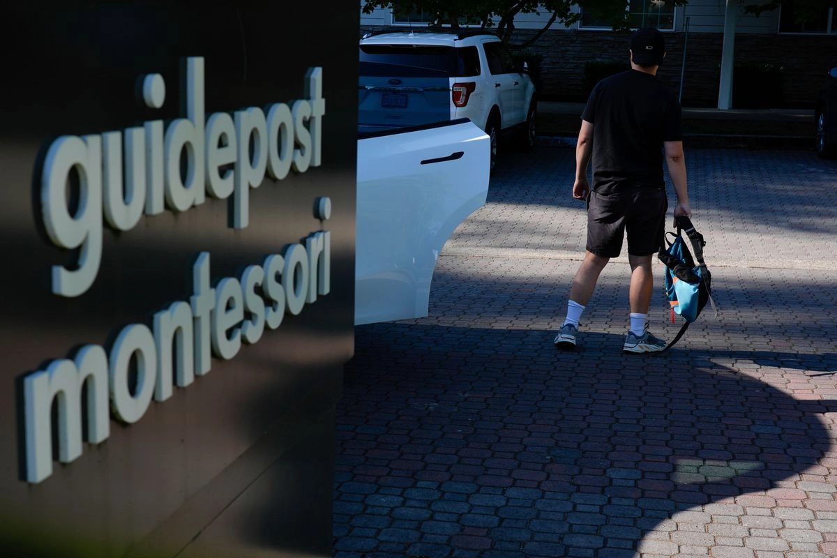 Un tutor deja a un niño en la escuela Guidepost Montessori en Beaverton, Oregón, el 18 de julio de 2025.