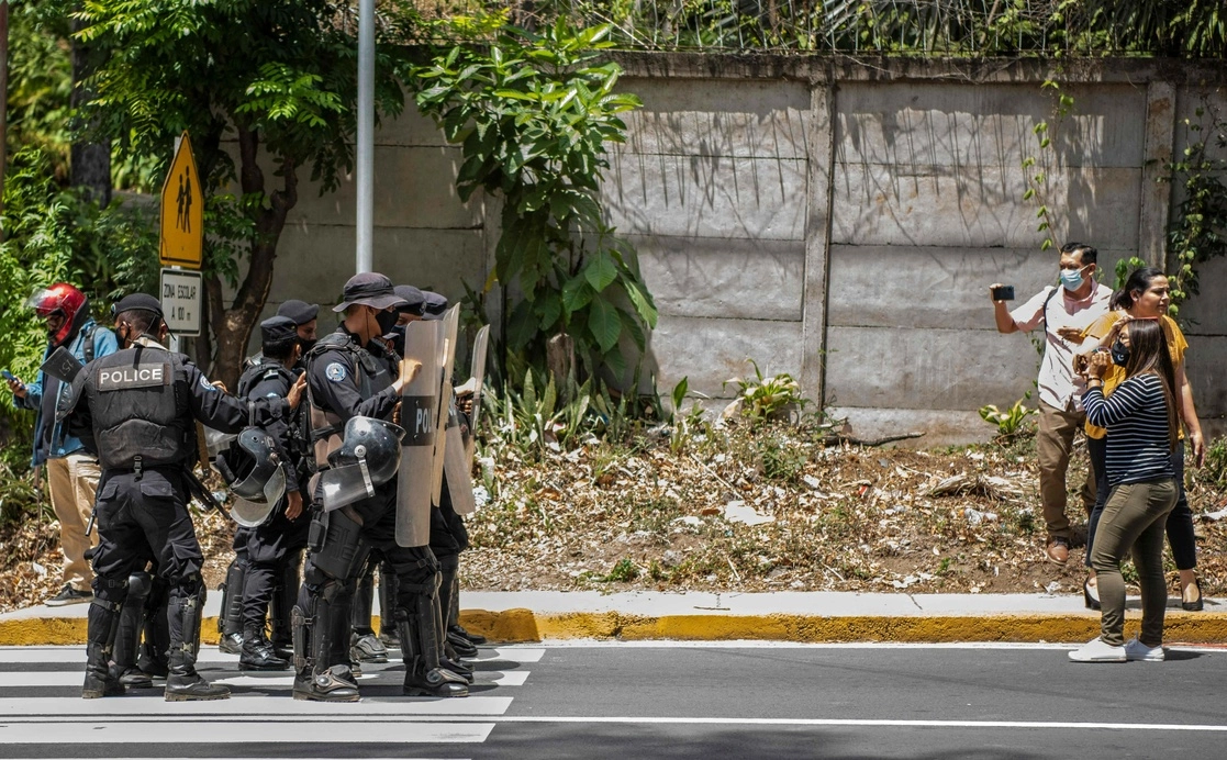 La policía afuera de la casa de opositora. Foto Afp