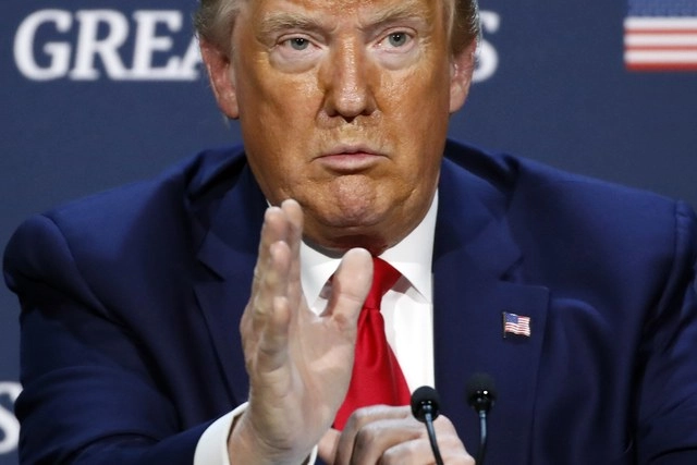 El presidente Donald Trump dijo en una entrevista que quisiera ver una prohibición de la técnica de arresto por estrangulamiento que aplica la policía, pero sugirió que serían comprensibles en algunas situaciones individuales. Foto Ap