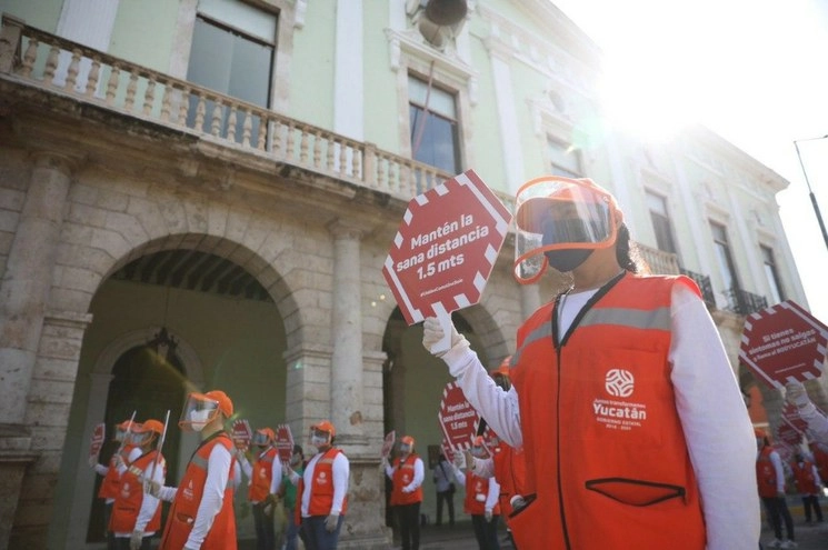 Brigadas del gobierno de Yucatán recorren los puntos más concurridos del estado para distribuir cubrebocas y promover protocolos sanitarios contra el coronavirus. Foto tomada de Twitter @GobYucatan
