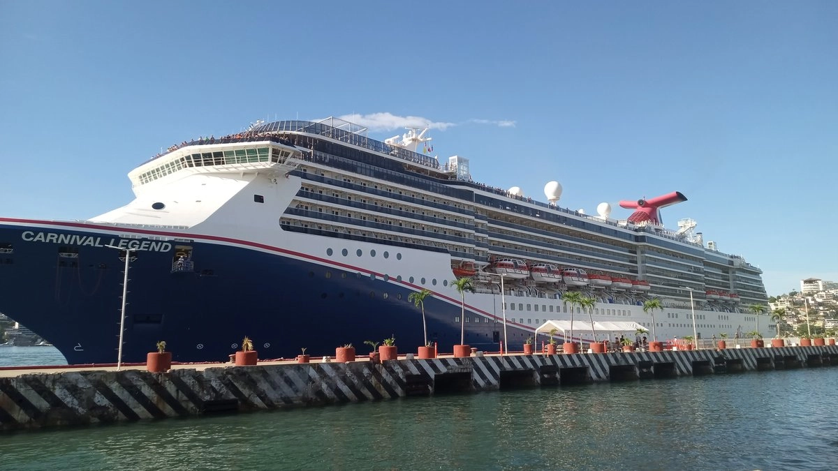 La embarcación 'Carnival Legend' ancló en la Terminal Marítima de Acapulco; Guerrero; el crucero transporta 2 mil pasajeros y 923 tripulantes. Foto  