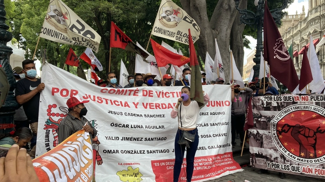 Integrantes de la Caravana por Verdad y Justicia, durante una parada en Puebla, antes de llegar a la Ciudad de México desde Oaxaca. Imagen tomada del Twitter de @FPR_OAXACA 