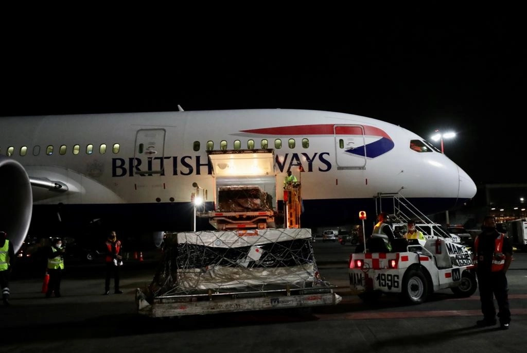 A las 10:36 de la noche aterrizó en el Aeropuerto Internacional de la Ciudad de México el avión con el primer embarque de la vacuna contra el Covid-19 Sputnik V. Foto: Roberto García 