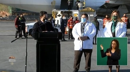 El titular del IMSS, Zoe Robledo, presenció la llegada del cargamento de vacunas a Monterrey, Nuevo León. Imagen tomada de la transmisión en vivo