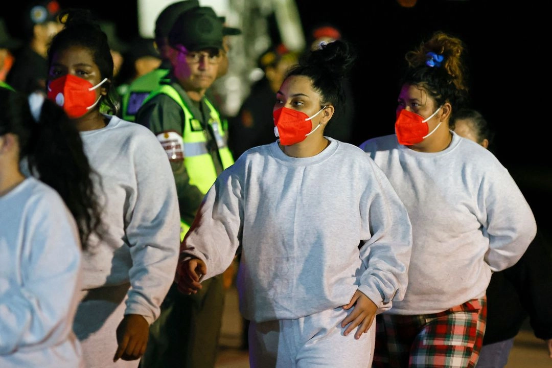 Migrantes venezolanos deportados de Estados Unidos caminan a su llegada al Aeropuerto Internacional Simón Bolívar en Maiquetía, Venezuela, el 28 de marzo de 2025. Foto