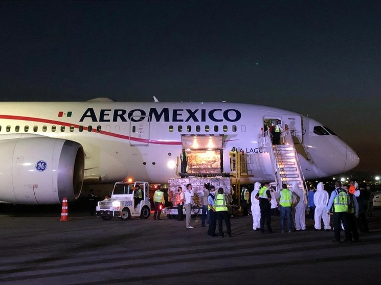 El avión de Aeroméxico aterrizó a las 20:20 horas en el AICM. Foto Roberto García
