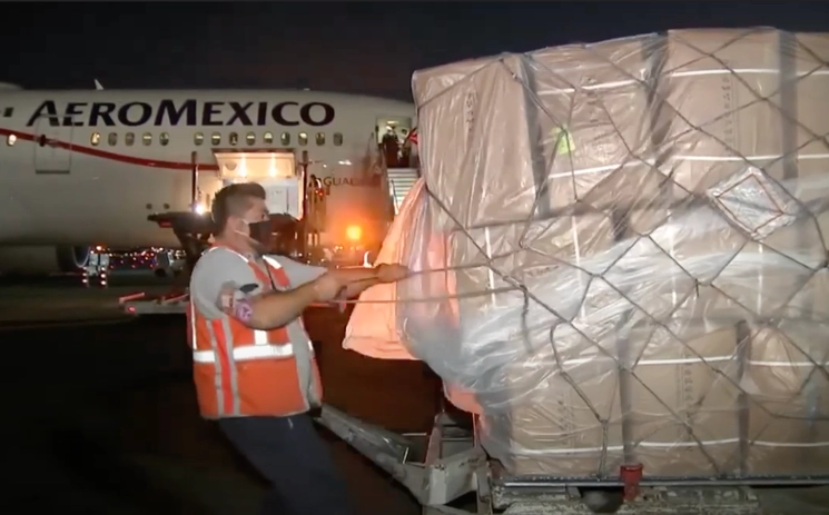 Alrededor de las 20 horas con 30 minutos llegó el avión de Aeroméxico al AICM. Fotograma tomado del video emitido por el Gobierno de México