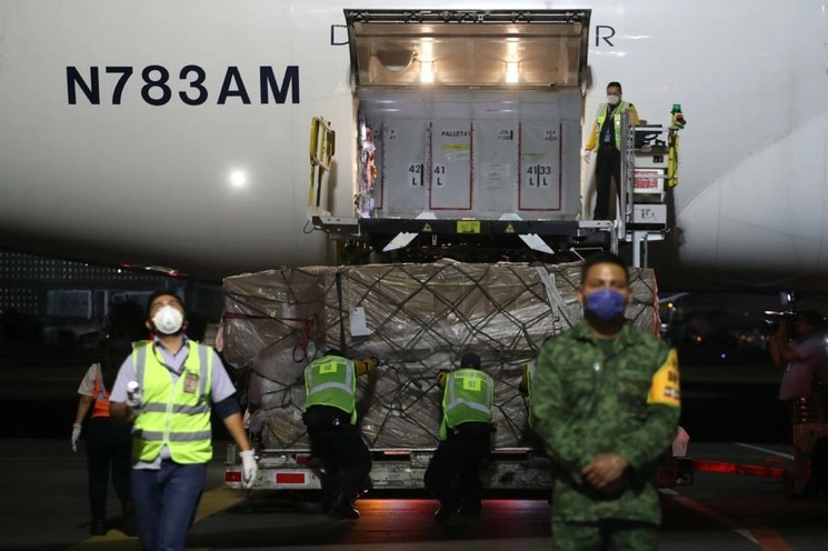 Esta noche, en el AICM. Foto: Yazmín Ortega