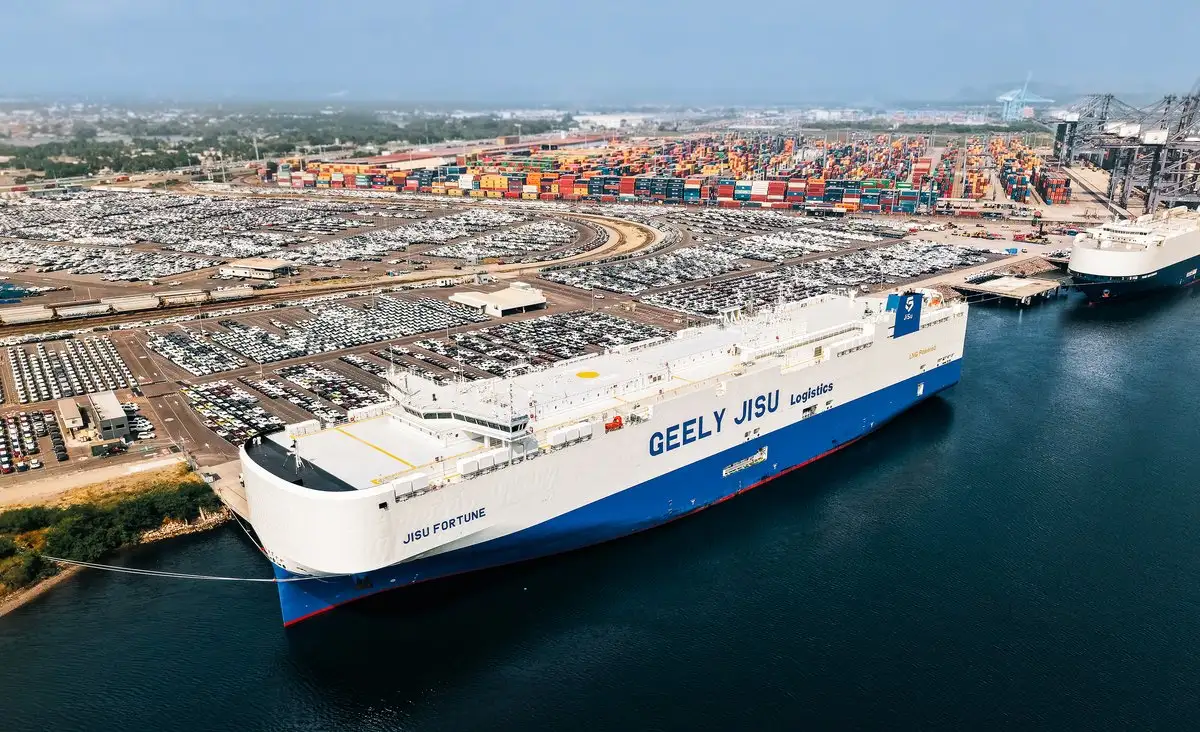 El buque carguero Geely Jisu Fortune llegó por vez primera al puerto de Lázaro Cárdenas, Michoacán, con un embarque de 5 mil 41 vehículos de Geely, Zeekr y Lynk&Co. 