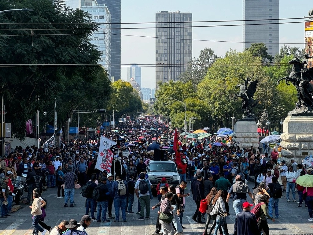 Aspecto de la marcha de maestros de la CNTE sobre Avenida Juárez y el Eje Central Lázaro Cárdenas, en dirección hacia el Zócalo capitalino. Foto Luis Castillo