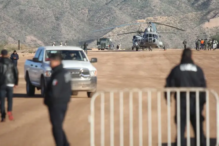 Despliegue militar en la comunidad La Mora a donde llegó el presidente López Obrador para su encuentro con las familias LeBarón y Langaford. Foto Cuartoscuro 