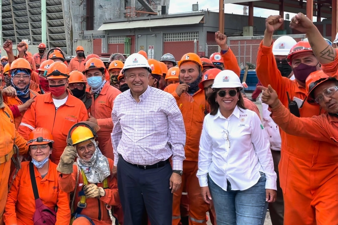 El presidente Andrés Manuel López Obrador realizó una visita privada en la refinería de Cadereyta. Foto tomada de la cuenta de Twitter @lopezobrador_
