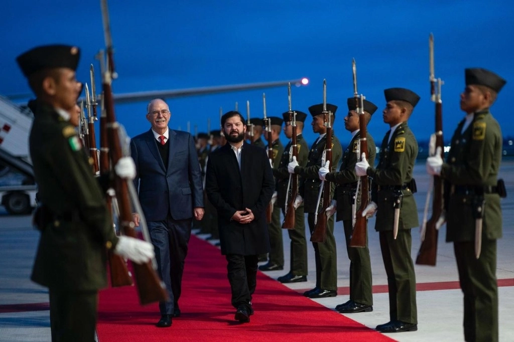 Julio Berdegué, próximo secretario de Agricultura, y el presidente de Chile, Gabriel Boric, a su llegada a México. https://x.com/JulioBerdegue