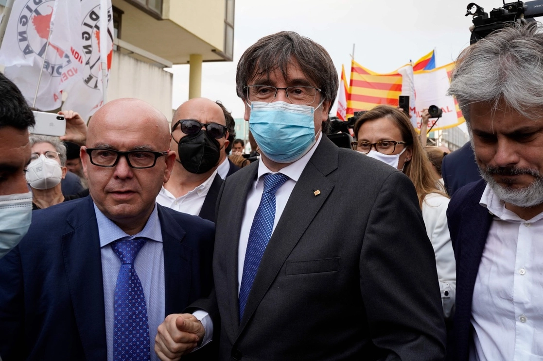 El ex líder catalán exiliado Carles Puigdemont abandona el juzgado de Sassari en Cerdeña, Italia, después de asistir a su audiencia de extradición, el 4 de octubre de 2021.  Foto Afp