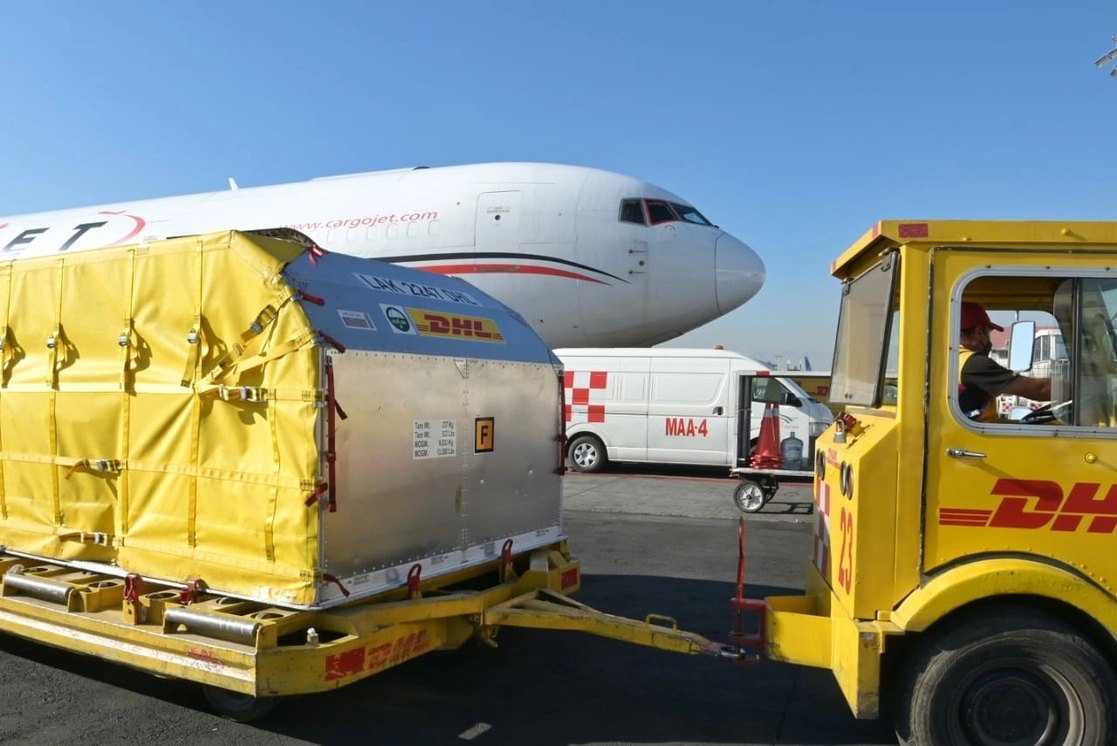 Desembarco de un lote con 590 mil 850 vacunas de Pfizer contra el Covid-19 en el Aeropuerto Internacional de la Ciudad de México, el 29 de diciembre de 2021. Foto tomada del Twitter de @SSalud_mx