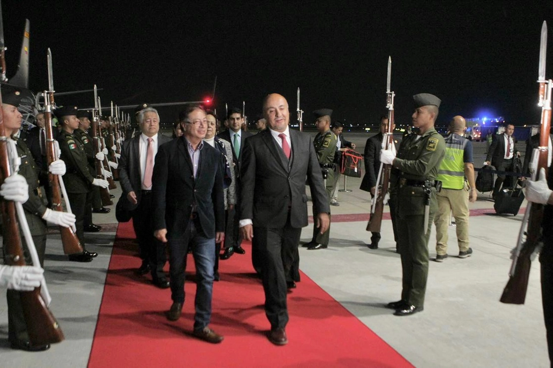 El subsecretario para AL y el Caribe de SRE, Maximiliano Reyes (c,der) recibió al presidente de Colombia, Gustavo Petro (c,izq) en el AIFA. Foto tomada de la cuenta de Twitter 
@SRE_mx