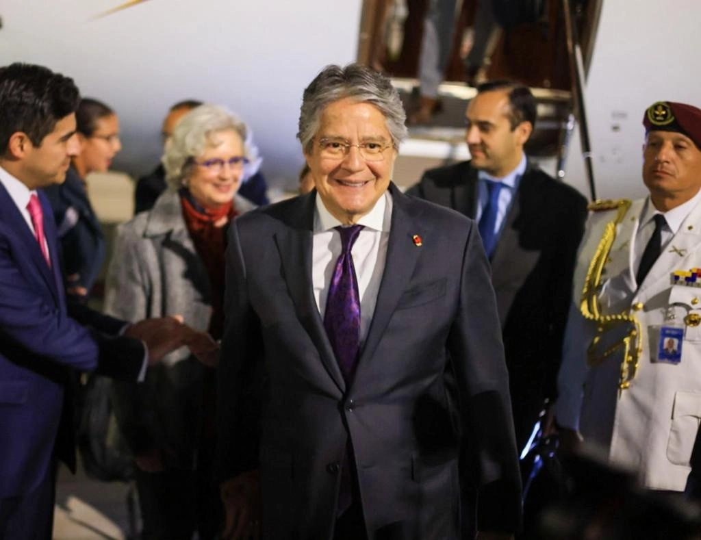 El presidente de Ecuador, Guillermo Lasso (c) tras su llegada al AIFA. Foto SRE