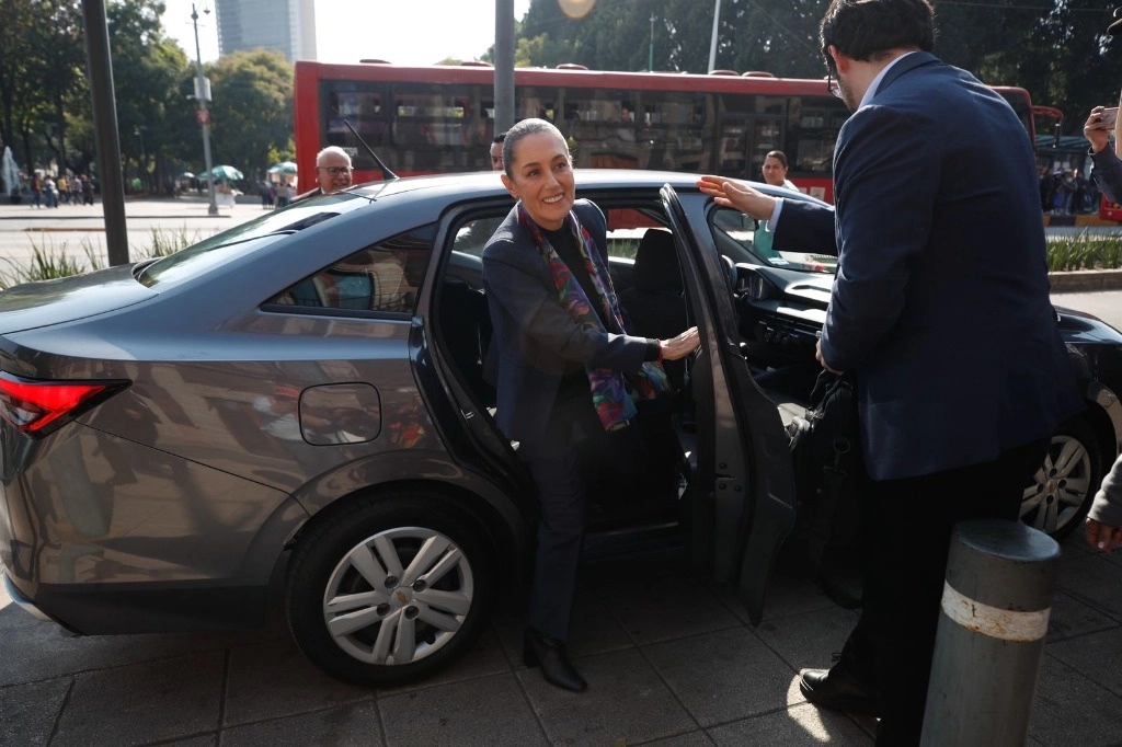 Al llegar al Museo Kaluz, donde se desarrolla el encuentro, la presidenta Sheinbaum declaró que acude para “platicar de forma amistosa”. Foto Cristina Rodríguez

