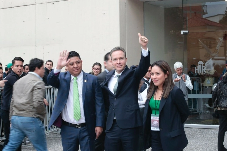 Manuel Velasco arriba al WTC, donde se darán los resultados de la encuesta de Morena, lo acompaña Karen Castrejón. Foto Luis Castillo