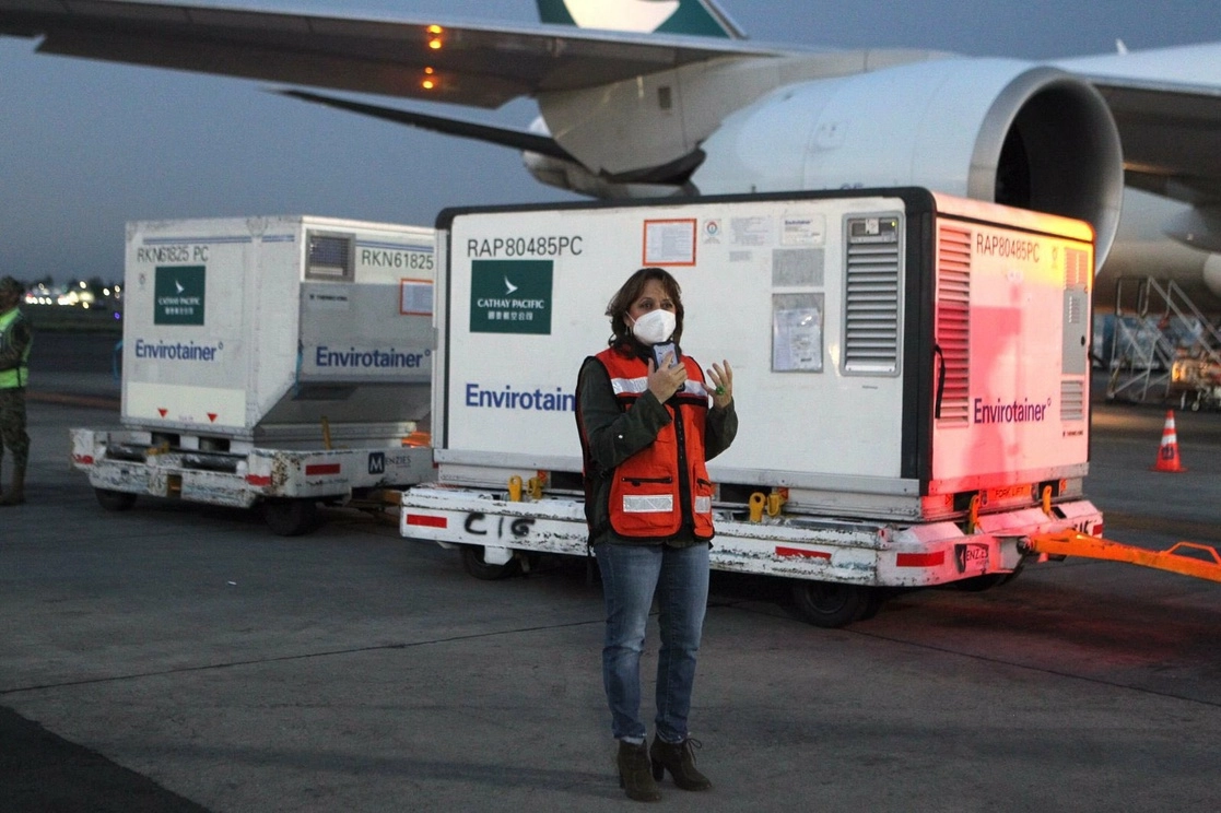 La subsecretaria de Subsecretaria para Asuntos Multilaterales y Derechos Humanos, Martha Delgado, recibió 35 mil vacunas de CanSino Biologics que arribaron desde China. Foto tomada de la cuenta Twitter de @SRE_mx