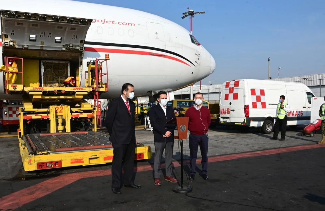 Al centro, el director del IMSS, Zoé Robledo; acompañado del director de Birmex, Pedro Zenteno y Rodolfo Lehmann, Subdirector de Servicios de Salud, el 29 de abril de 2021. Foto tomada del Twitter de @SSalud_mx