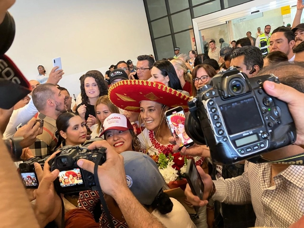 La candidata presidencial Claudia Sheinbaum fue recibida por simpatizantes a su llegada a Guadalajara, Jalisco, el 14 de mayo de 2024. Foto Alma E. Muñoz 