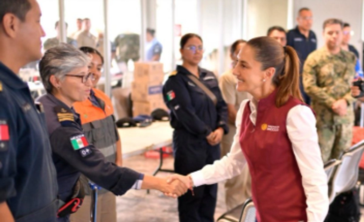 La presidenta Claudia Sheinbaum, a su arribo a Veracruz, donde acudirá al Palacio Municipal, y está programado que visite después los municipios de Álamo y Tempoal.