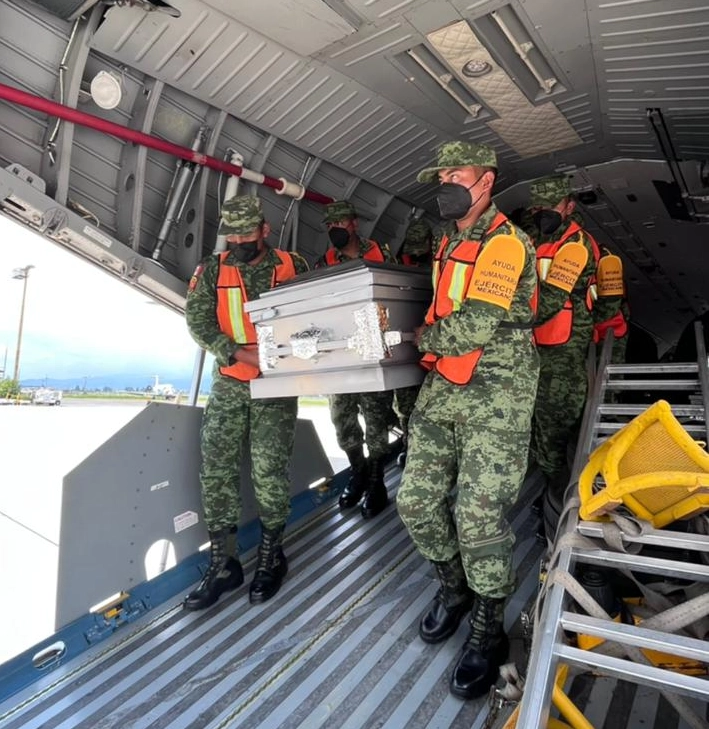 Elementos del Ejército mexicano durante el traslado de féretros. Foto SRE