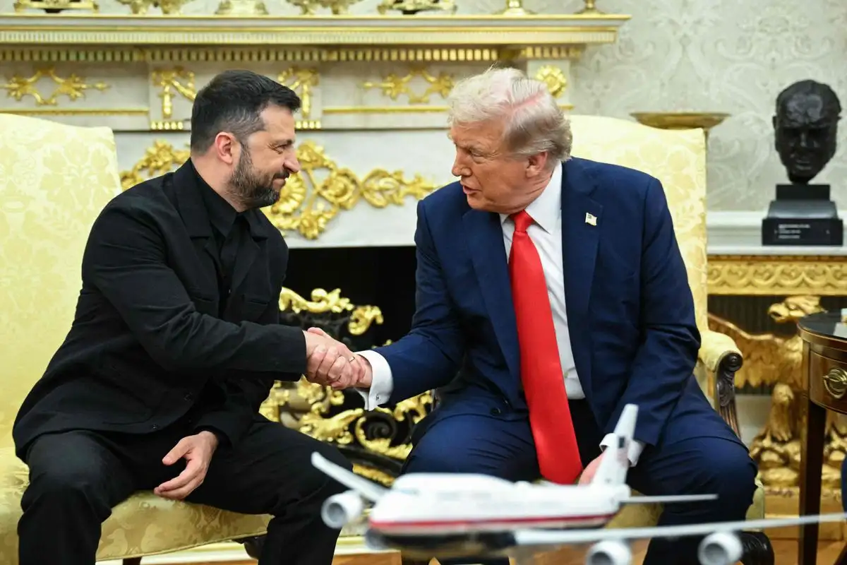 El presidente ucraniano, Volodímir Zelenski con el presidente estadounidense, Donald Trump en la oficina oval de la Casa Blanca en Washington, D.C., el 18 de agosto de 2025. 