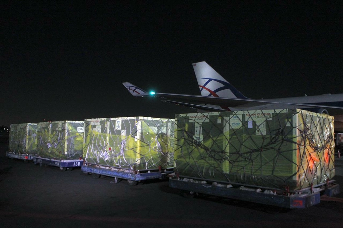 Por medio de redes sociales, el titular de la Agencia Nacional de Aduanas, informó: “Casi a la medianoche recibiremos 14 millones de vacunas. Foto tomada del Twitter de @SRE_mx
