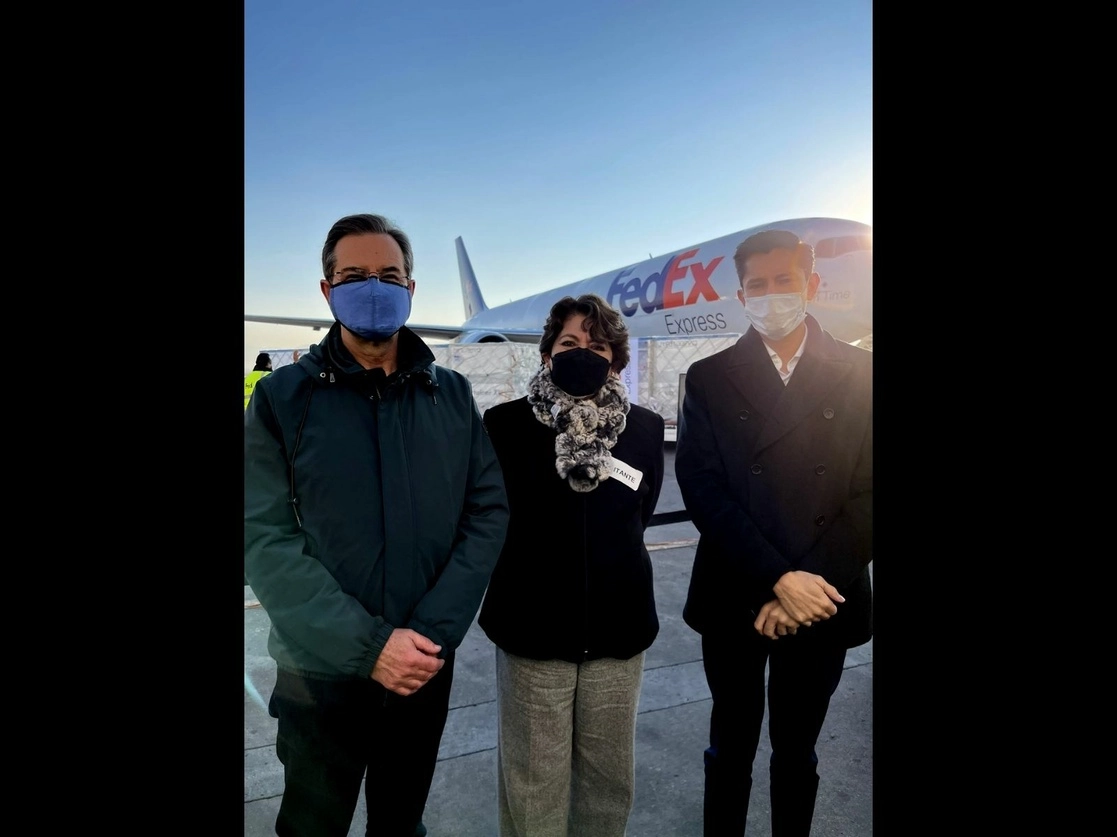 Las vacunas fueron recibidas por la secretaria de Educación Pública, Delfina Gómez; el jefe para América del Norte de la Secretaría de Relaciones Exteriores, Roberto Velasco; y el embajador de México en Estados Unidos, Esteban Moctezuma Barragán, el 8 de enero de 2022. Foto tomada del Twitter @de emoctezumab

