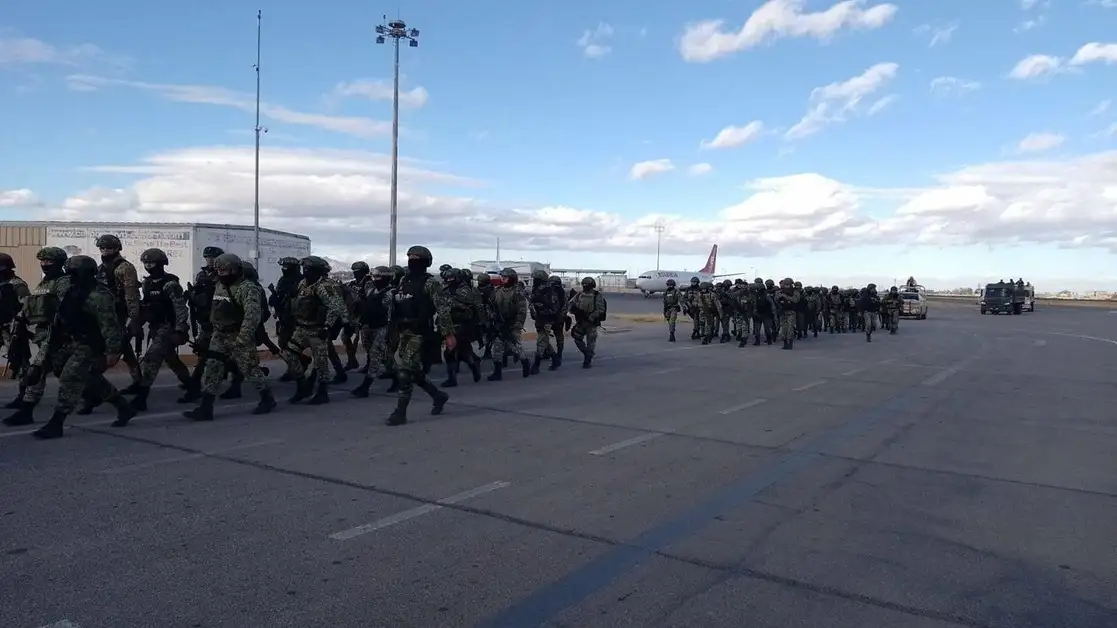 Elementos de la Sedena tras su arribo a Ciudad Juárez, Chihuahua. Foto La Jornada