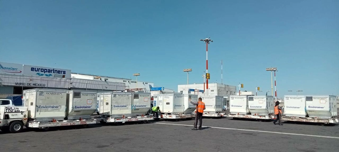 Descarga del biológico en el AICM. Foto SRE