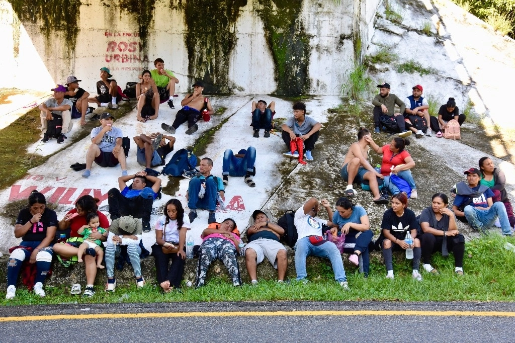 Un segundo grupo de unos 400 extranjeros que salió de la frontera sur, avanzaba hacia el municipio de Escuintla. Foto Édgar H. Clemente