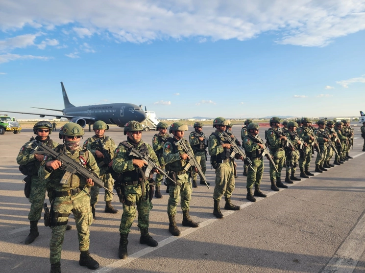Efectivos del Ejército mexicano durante su arribo a Ciudad Juárez, Chihuahua. Foto Sedena